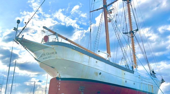 Newport – Day 6… a dive (like) bar and a stroll around the Newport shipyard.